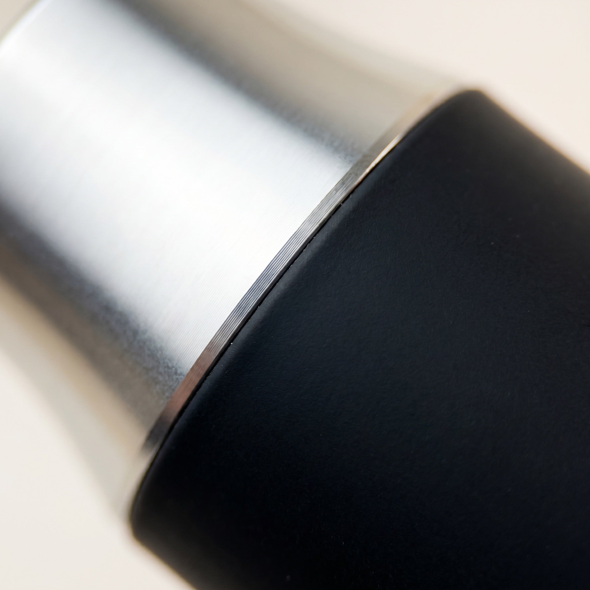 Enso Hookah Mouthpiece macro of the polished aluminium collar meeting matte black silicone grip – The Premium Way