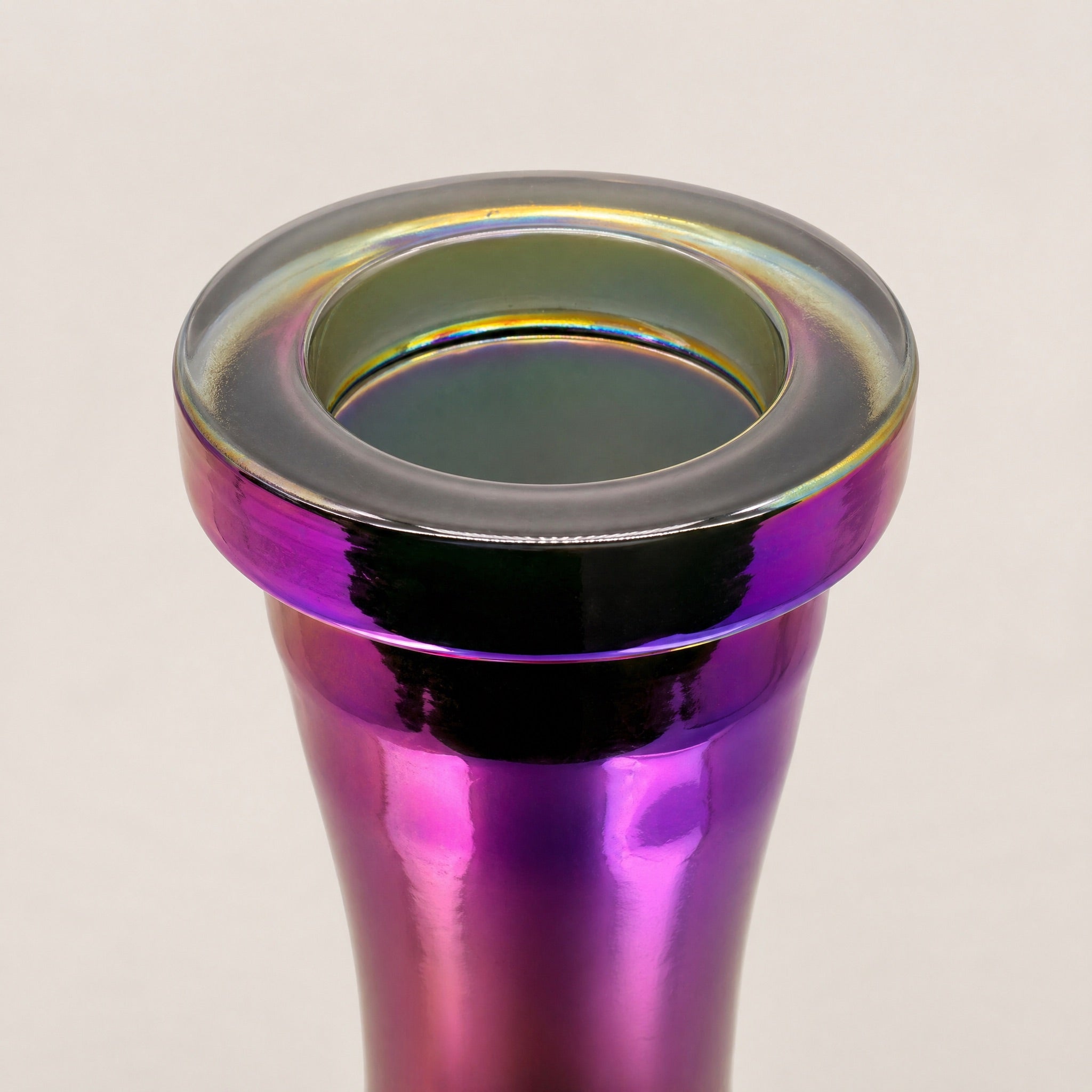 Hookah Tree Aurora lip rim close-up showing clear glass beneath iridescent rainbow coating, authenticity detail