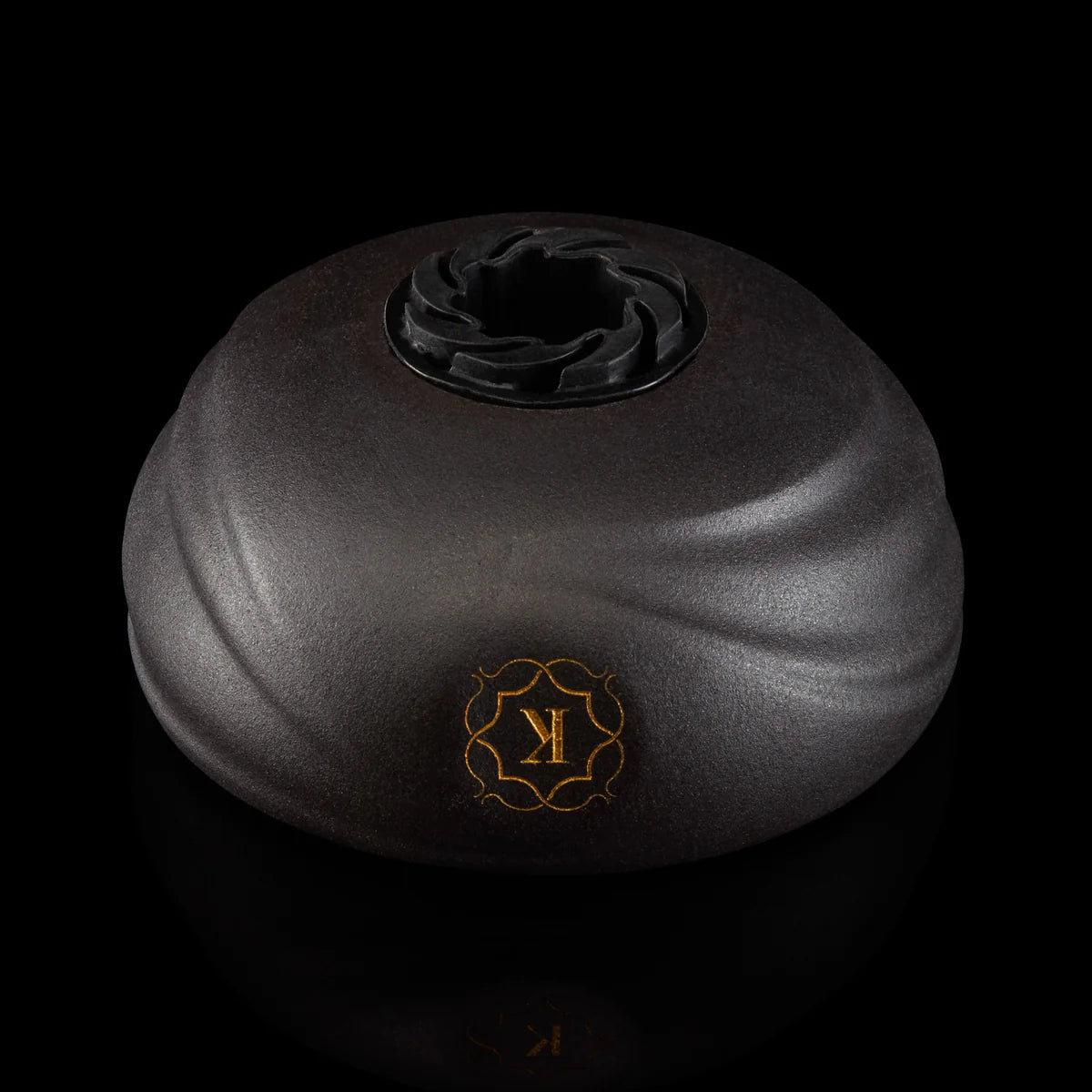 Underside view of Kaloud Samsaris Kore Dào Short black clay hookah bowl showing integrated silicone grommet