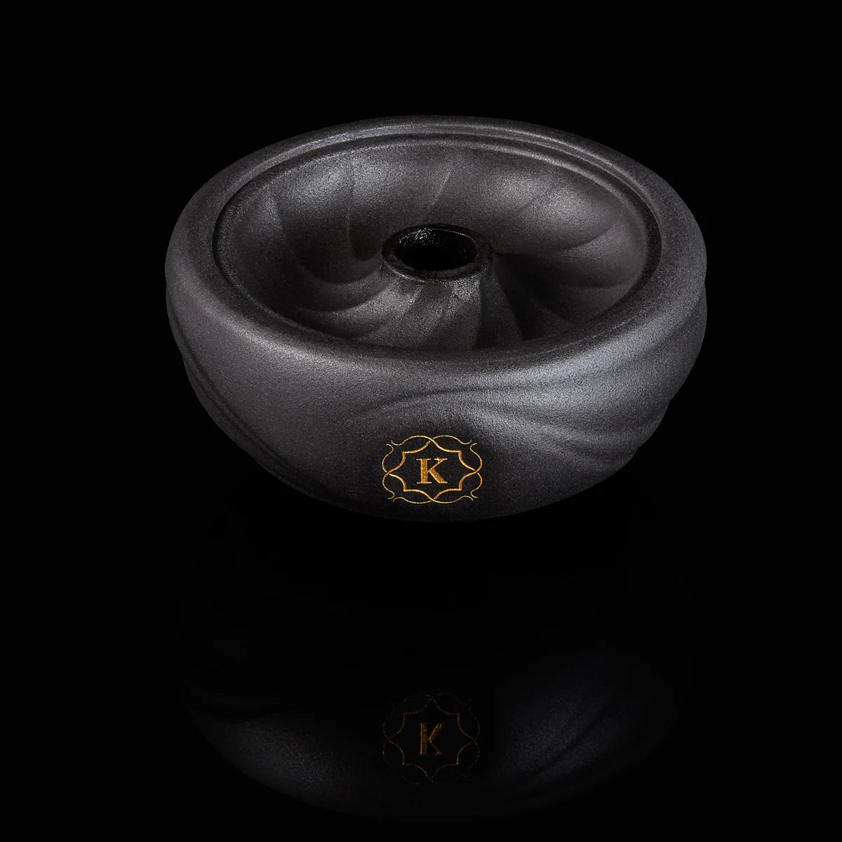 Kaloud Samsaris Kore Dào Short black clay shisha bowl angled front view with gold K emblem and swirl texture