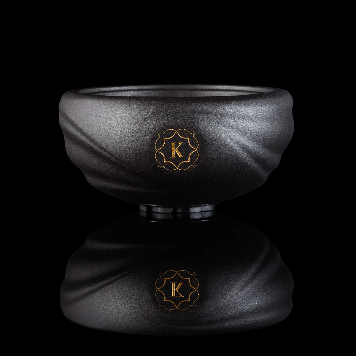 Kaloud Samsaris Kore Dào Short black clay shisha bowl front profile with gold K emblem and silicone housing