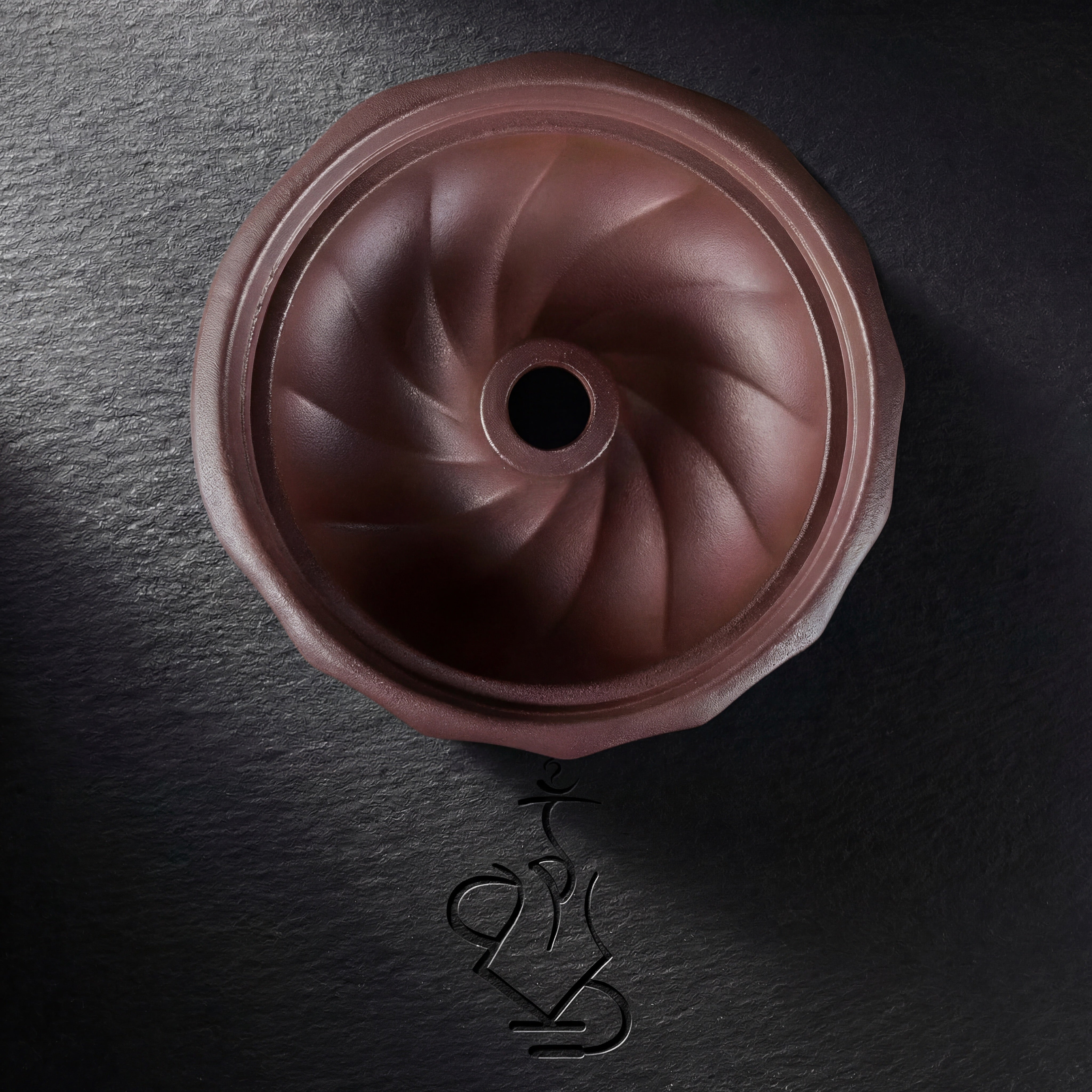 Overhead view of the Kaloud Samsaris Kore Qì Short red clay bowl interior showing spiralling phunnel channels and central spire hole