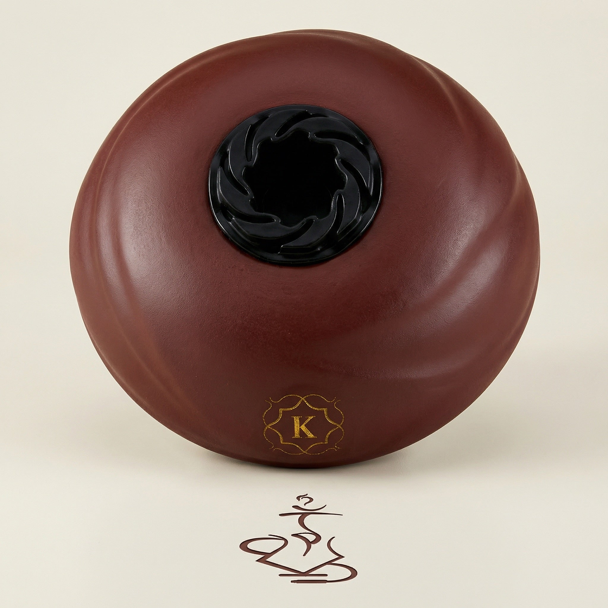 Underside of the Kaloud Samsaris Kore Qì Short red clay bowl showing the integrated silicone grommet with turbine-shaped universal fit design