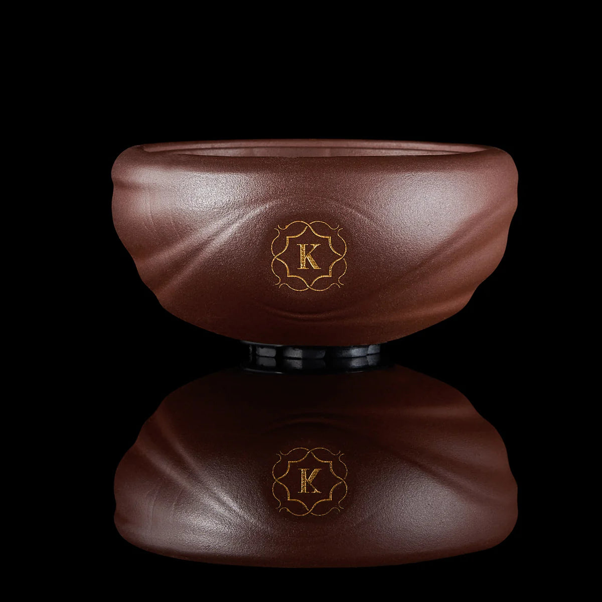 Kaloud Samsaris Kore Qì Short red clay shisha bowl front profile with gold K emblem and silicone housing